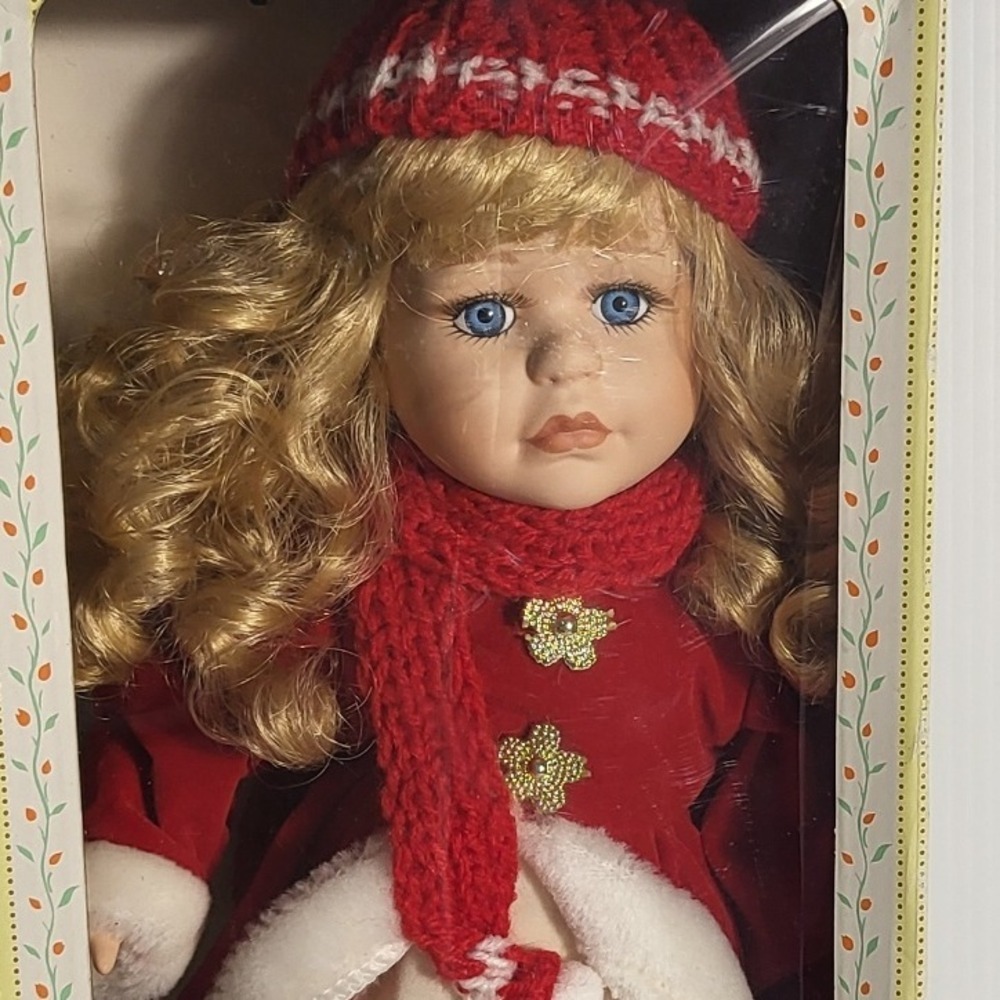 Mann Connoisseur Collection Doll Red Winter Outfit Porcelain Arms /Legs MCMXCVI - Picture 4 of 10